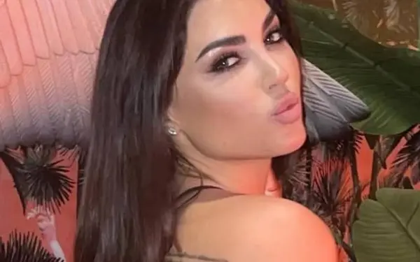 Yolanthe Cabau etaleert haar billetjes in de supermarkt... Maar mensen maken zich vooral zorgen over haar 'intieme' leven!