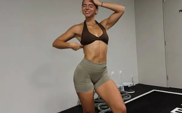 Hollandse fitnessbabe Coco die zich in haar festivaloutfit een paar keer optrekt... da's fascinerend om naar te kijken: "Strong over skinny!"