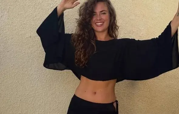 Bloedhete Femke Postma trekt een blouse aan waar je toch wel een beetje kunt doorkijken (foto's)