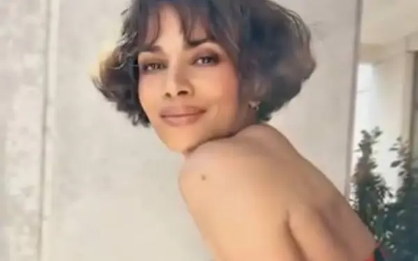 Halle Berry (60!) ziet er simpelweg indrukwekkend uit in een doorschijnend badpak (foto's)