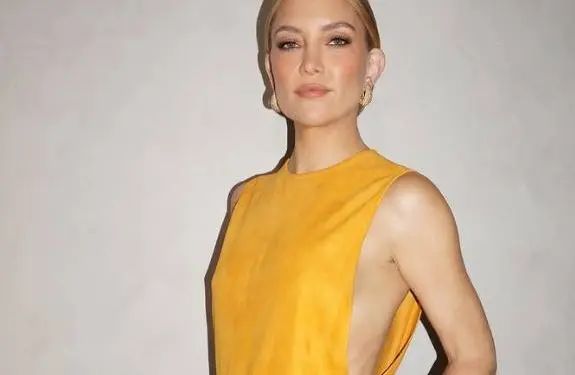 Kate Hudson bewijst nog eens in bikini dat ze een van de heetste 40'ers (bijna 50'er!) op deze planeet is (foto's)