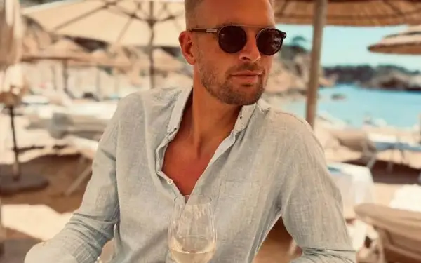 Ruben Van Gucht zit op restaurant met een vrouw... En dan stormt plots haar partner binnen!