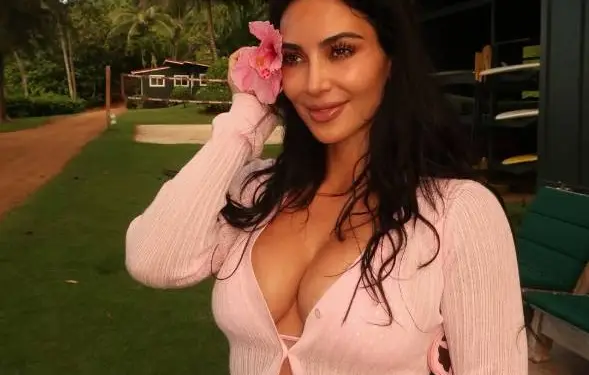 Kim Kardashian trekt nog eens een bikini aan... en dan weet je dat veel mensen aan hun scherm plakken!