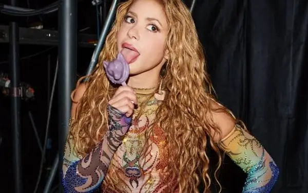Vooraan staan bij een optreden van Shakira is geen straf, zeker niet als ze schaars gekleed met de heupen schudt (video)