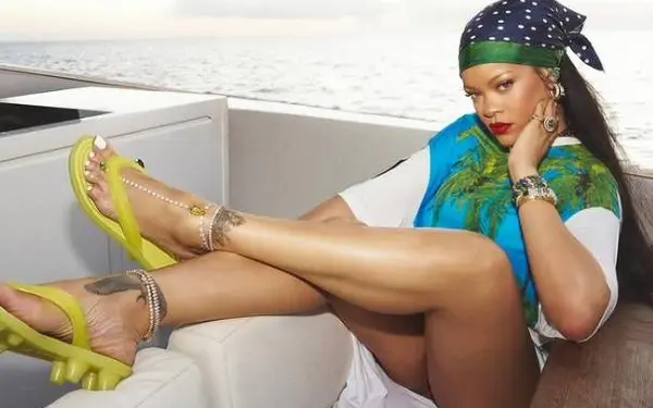 Rihanna gooit zinderende lingerieshoot online... en het internet kraakt in alle voegen! (foto's)