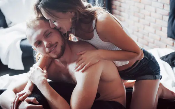 Steeds meer koppels doen aan 'soft swapping': "Boost voor je seksleven, maar je moet de regels kennen!"