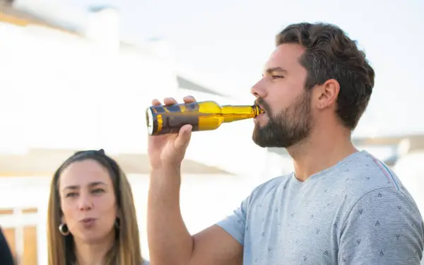 Tot 500 euro GAS-boete als je in deze Vlaamse stad op straat alcohol drinkt
