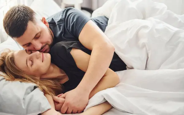 Artsen slaan alarm: dit gewone huis-tuin-en-keukenproduct wordt massaal in bed gebruikt – met gevaarlijke gevolgen