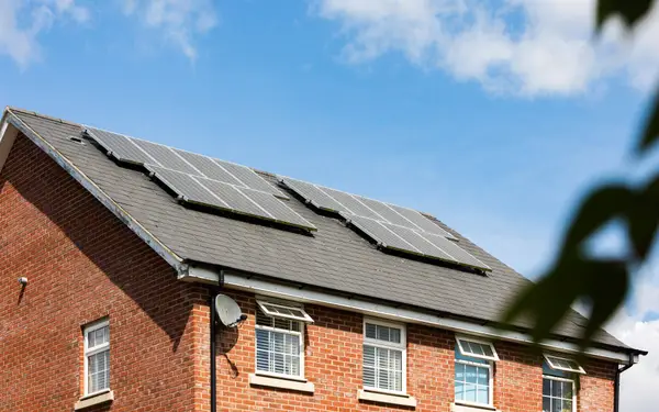Bijna 5.000 Vlamingen met zonnepanelen kregen dit jaar al een boete — en afschaffen kan niet