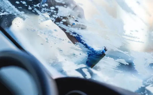 Nu de winter op komst is, waarschuwen experts: "Duw nooit op deze knop in je auto"