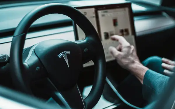 Tesla-eigenaar onthult na zes jaar de verborgen kosten van zijn wagen die hij niet zag aankomen