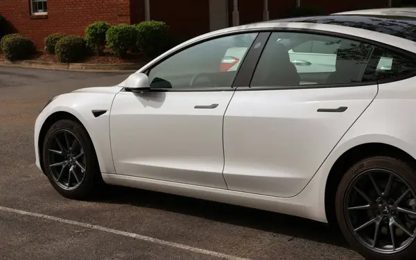 Vlaamse Tesla-eigenaar trekt aandacht met gepersonaliseerde nummerplaat: "Het zegt alles over zijn batterij"