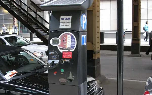 Quishing: oplichters plakken valse QR-codes op parkeerautomaten — zo herken je ze