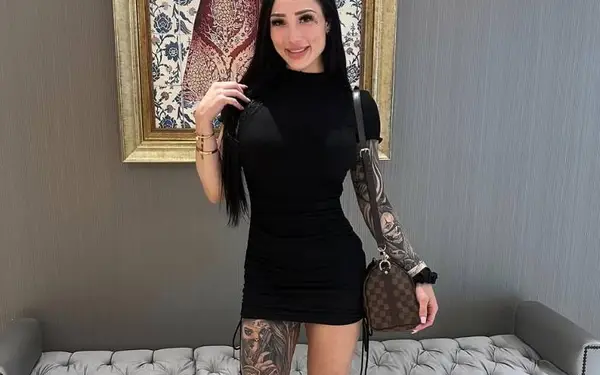 Leven we in 2026!? Caitlin (33) moet decolleté bedekken voor ze vliegtuig op mag (foto's)
