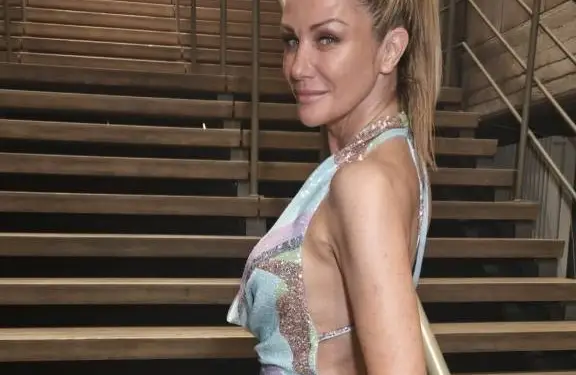 Debby Pfaff (51) showt haar figuur in opvallend badpak: “Wat een prachtige vrouw!” (foto's)