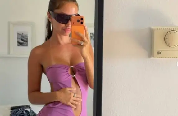 Mathilde, een van de zusjes Tantot, duwt haar billenwerk onder onze neus in de sauna (foto's