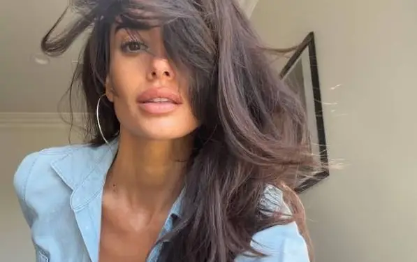 Bianca Van Damme, dochter van JC, komt extreem kortgerokt voor de dag en showt haar eindeloze benen