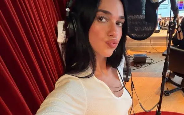 Heerlijk! Dua Lipa poseert in een outfit waar je toch redelijk gemakkelijk doorkijkt (foto's)