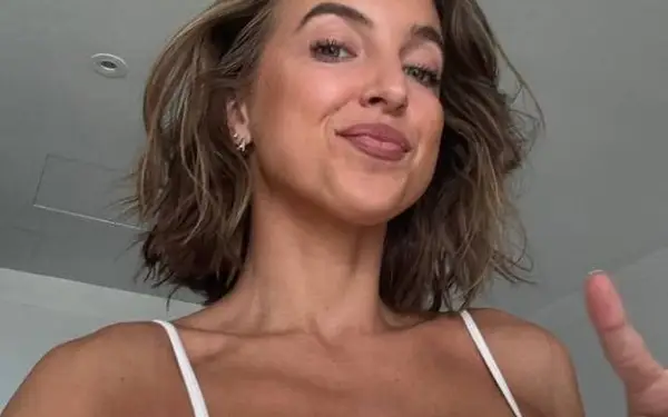 Lenthe Stevens toont in bikini waarom ze minstens even populair is als haar 'bekendere' zus Luna (foto's)