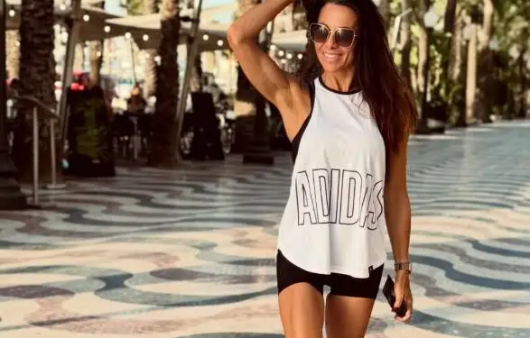 Ex-Playmate en Temptation-babe Barbara Gandolfi (51) pakt podiumplaats tijdens eerste bodybuildingcompetitie (foto's)