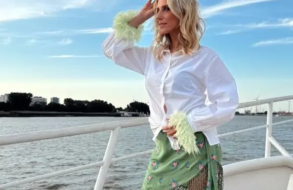 Vlaamse actrice Tine Priem maakt selfie in doorschijnende outfit en haar fans worden wild: "Next level!"