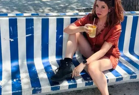 Kaat Bollen doet boekje open over seksleven met 18 jaar oudere partner: "Dat helpt..."