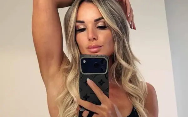 Vlaamse 'Mrs Worldwide' Deborah die haar 'kathedraal' showt in haar fitnesspakje... dat brengt je hoofd wel wat aan het tollen!