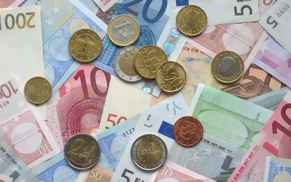 €100.000 op je spaarboekje? Zoveel laat je als Belg elk jaar liggen