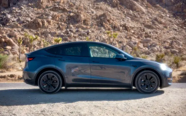 Vrouw kocht twee jaar geleden een Tesla Model Y, en legt uit waarom het haar 'slechtste financiële beslissing ooit' is