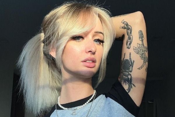 Tattoo-model Essie toont met redelijk pikante foto's haar kunstwerkjes aan de wereld