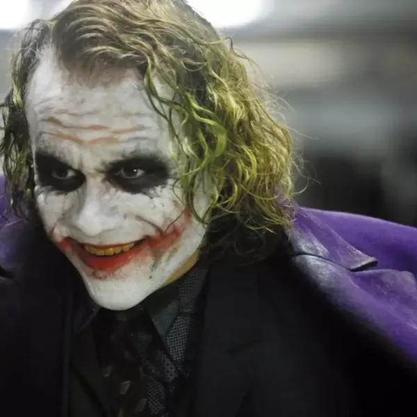 De bizarre reden waarom Heath Ledger constant zijn lippen likte in The Dark Knight