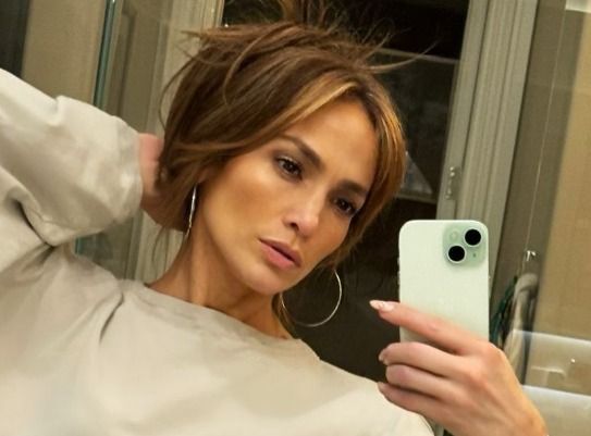 Jennifer Lopez daagt de Instagram-politie uit in een doorschijnende outfit (foto's)