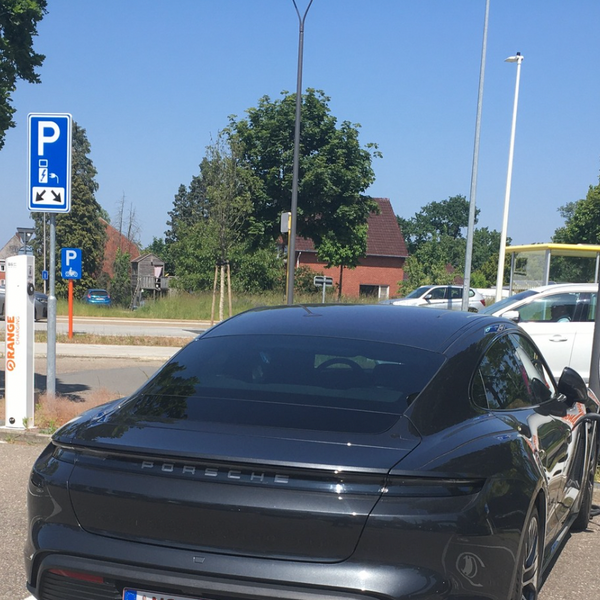 Vlaming met Porsche heeft speciale nummerplaat waarin hij toont echt geen fan van Tesla's te zijn