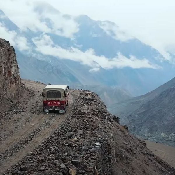 Man bezoekt de gevaarlijkste 'death road' ter wereld en toont de verschrikkingen van wat daar is gebeurd