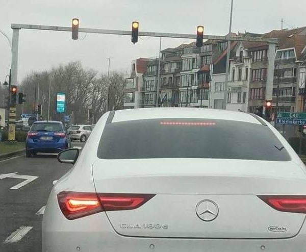 Vlaamse Mercedes-chauffeur lokt veel reacties uit met zijn nummerplaat: "Zie je wel dat hij nog leeft!"