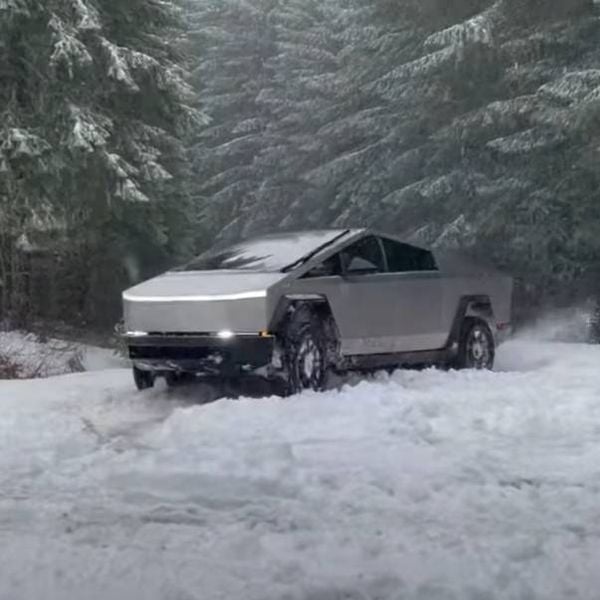 Tesla Cybertruck-eigenaar test mogelijkheden van de truck bij -21 graden en rijdt door sneeuwstorm