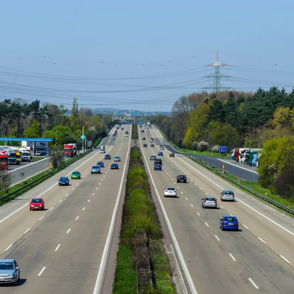 Strengere keuringseisen zetten druk op eigenaars van oudere auto's: "EU wil veiliger én schoner verkeer"