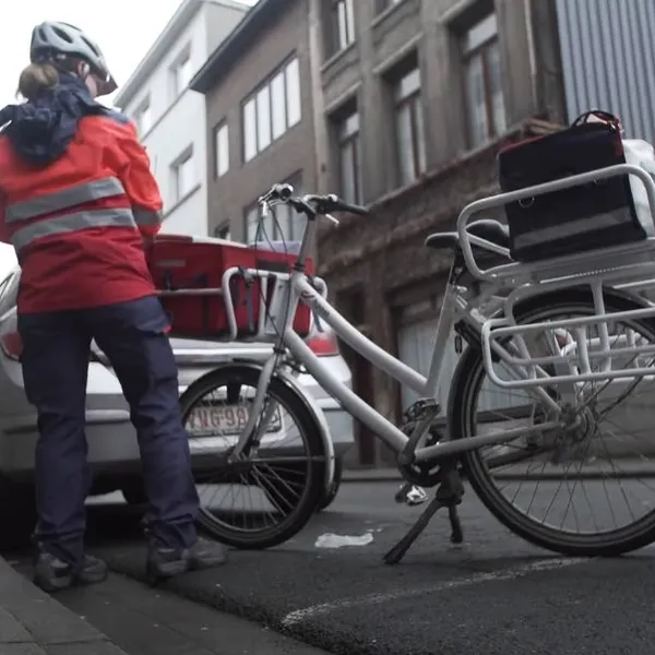 Veel vrijheid, veel buitenlucht, veel sociale contacten: maar verdient een Belgische postbode loon naar werken?