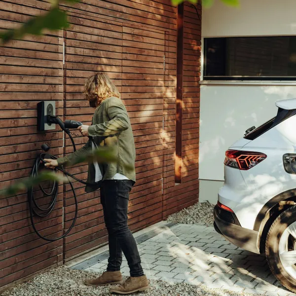 Dit betaal je in België jaarlijks om je elektrische auto thuis te laden: "Door slimmer te laden kan je nog besparen"