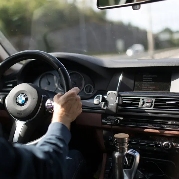 Elke Belgische chauffeur doet het, en toch kan het een boete van 58 euro opleveren: "Het kan anderen afleiden"