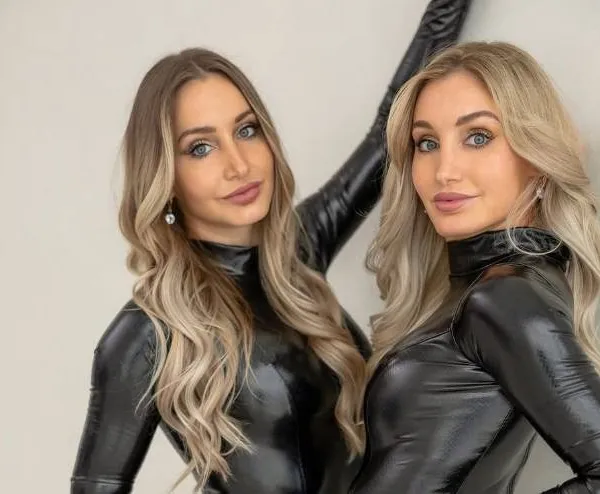 Tweelingzusjes Stephanie en Julia tonen nog eens minimaal gekleed waarom veel mannen stapelzot zijn van hen