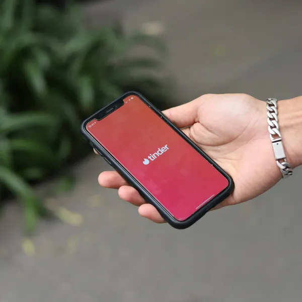 De 'lengte-filter' van Tinder kan een nachtmerrie zijn voor kleine mannen, en heeft het internet verdeeld