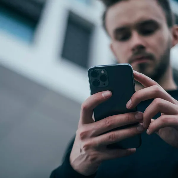 Laat je telefoon niet smelten: met deze nuttige tips overleeft hij de hittegolf