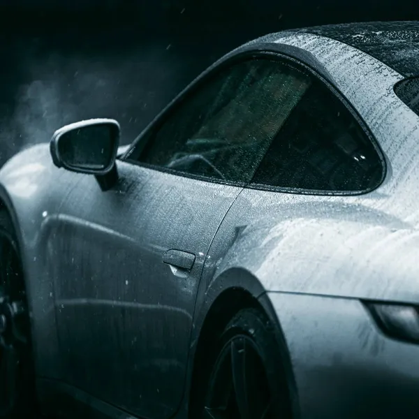 Belg hangt bijzondere nummerplaat op zijn Porsche: "Eén lettertje verschil, en dan..."