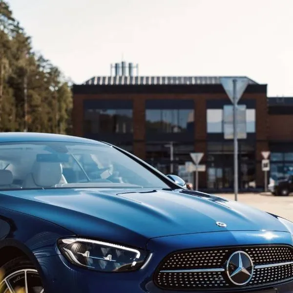 Belgische Mercedes-bestuurder rijdt rond met opmerkelijke nummerplaat: "Ga hem dan zoeken..."