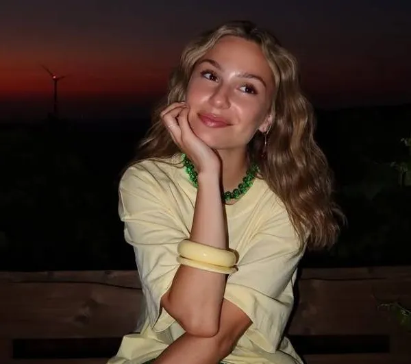 Buurtpolitie-babe Liandra mocht 26 kaarsjes uitblazen en wij vieren dat met haar lekkerste bikinifoto's