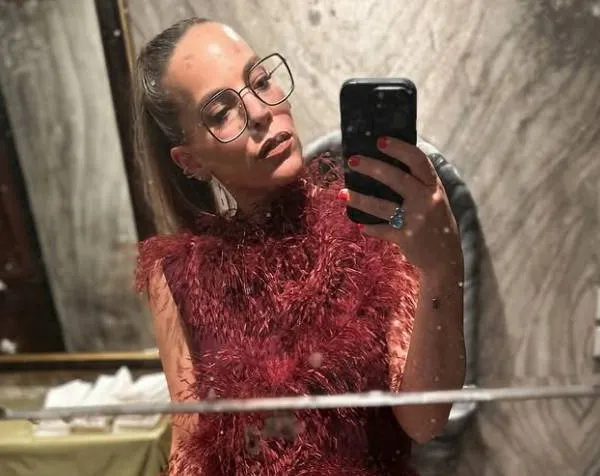 Eline De Munck trekt een leuk lingeriesetje aan en deelt groot nieuws met de wereld (foto's)