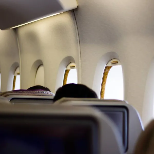 Passagier doet schokkende ontdekking tijdens vlucht, waarna het gehele cabinepersoneel geschorst wordt