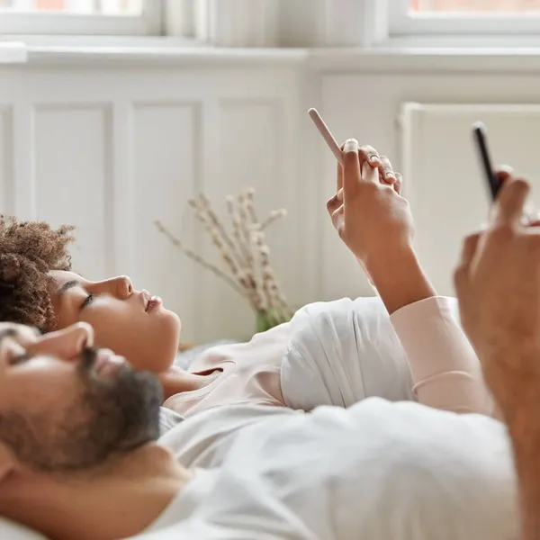 Liever scrollen dan rollebollen: dit gigantisch percentage mensen speelt liever met hun telefoon dan met hun partner