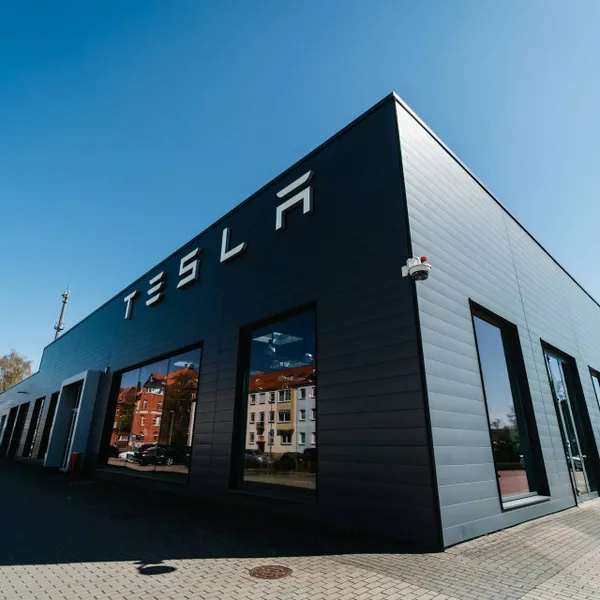 Waanzinnig bedrag dat je vandaag zou hebben als je 10.000 dollar in Tesla had geïnvesteerd toen Elon Musk de 'Robotaxi' aankondigde